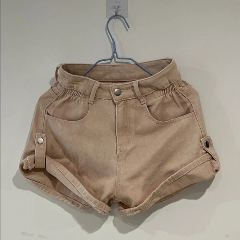 Women's High-Waist Utility Shorts in Light Taupe